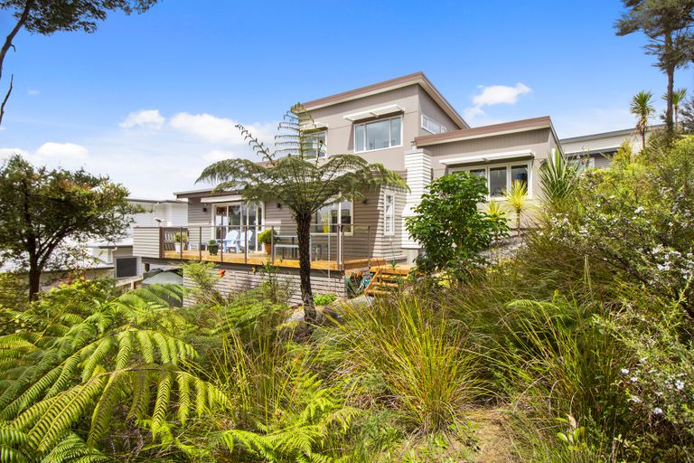 Photo of property in 4 Mccahon Place, Titirangi, Auckland, 0604