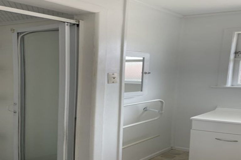 Photo of property in 12 Gill Avenue, Te Atatu Peninsula, Auckland, 0610