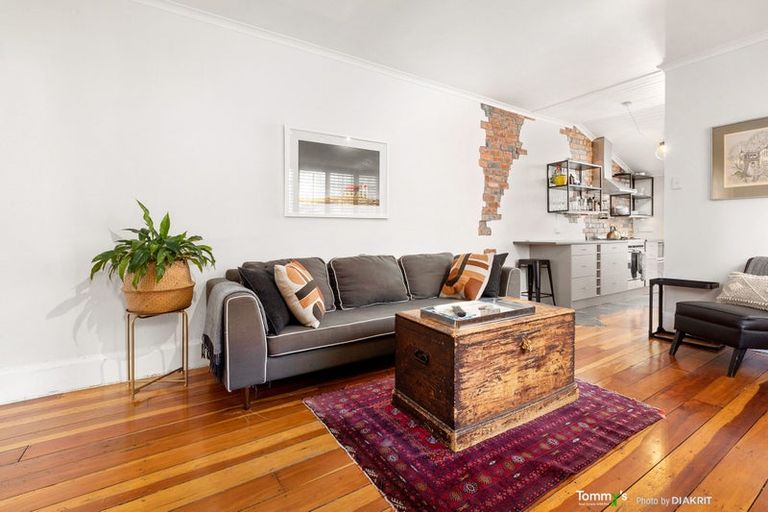 Photo of property in 180 Sutherland Road, Lyall Bay, Wellington, 6022