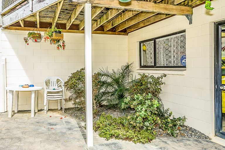 Photo of property in 1/10 Chedworth Drive, Glenfield, Auckland, 0629