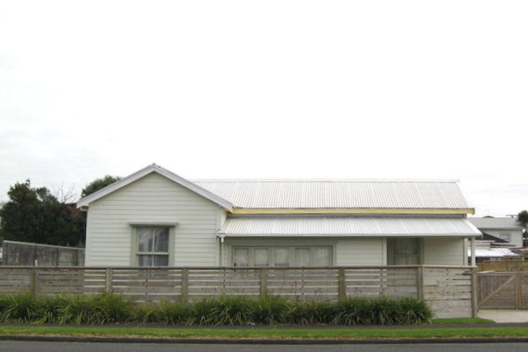 Photo of property in 8 Kingwell Street, Moturoa, New Plymouth, 4310