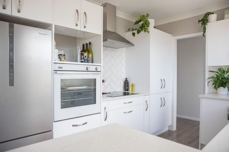 Photo of property in 8 Halcombe Place, Green Bay, Auckland, 0604