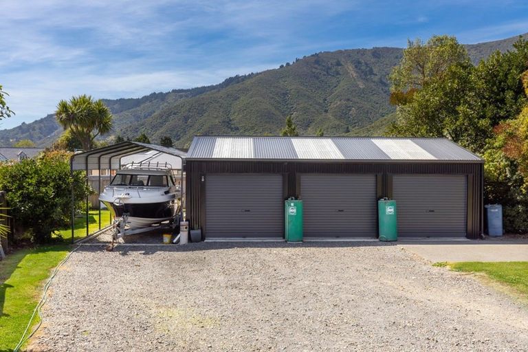 Photo of property in 11 Ranui Street, Waikawa, Picton, 7220