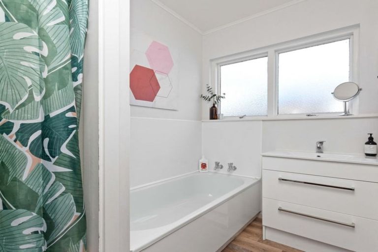 Photo of property in 34 Inwoods Road, Parklands, Christchurch, 8083