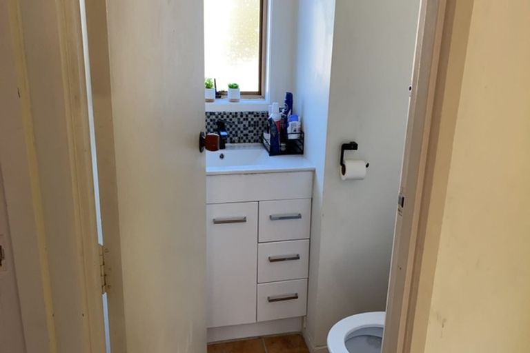 Photo of property in 1/12 Sunnyside Road, Sunnyvale, Auckland, 0612