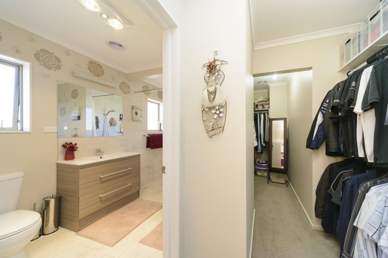 Photo of property in 11 Chestnut Close, Kelvin Grove, Palmerston North, 4414