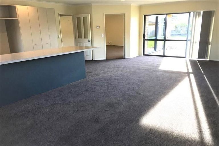 Photo of property in 4 Gandalf Crescent, Paraparaumu, 5032