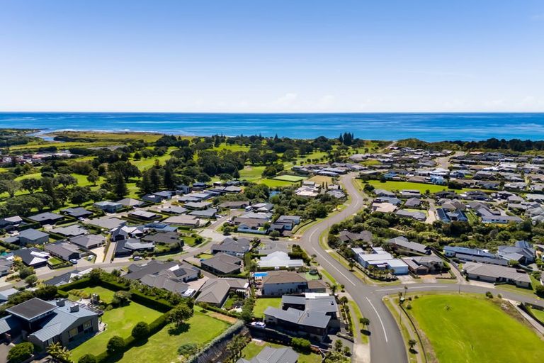 Photo of property in 15 Links Drive, Waiwhakaiho, New Plymouth, 4312