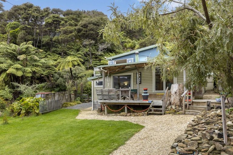 Photo of property in 19 Sandy Bay Road, Black Rock, Picton, 7282