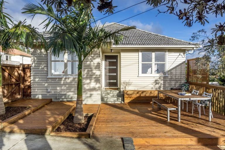 Photo of property in 1/62 Roberts Road, Glenfield, Auckland, 0629