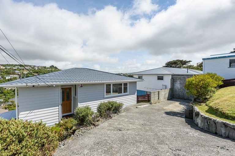 Photo of property in 43 Turville Crescent, Newlands, Wellington, 6037