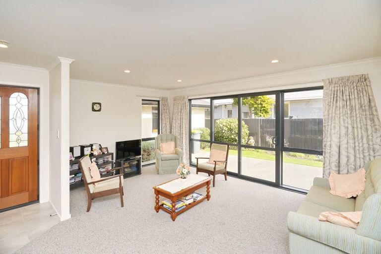 Photo of property in 14 Royal Park Drive, Parklands, Christchurch, 8083