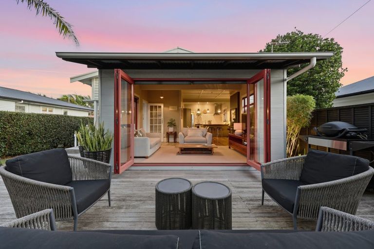 Photo of property in 18 Alberta Street, Point Chevalier, Auckland, 1022