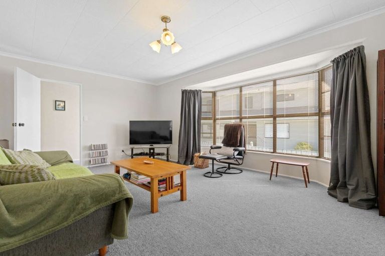Photo of property in 8 Aquarius Drive, Kawaha Point, Rotorua, 3010