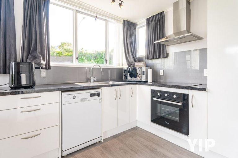 Photo of property in 1/24 Horokiwi Road West, Newlands, Wellington, 6037