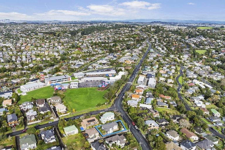 Photo of property in 1/36 Browns Bay Road, Rothesay Bay, Auckland, 0630