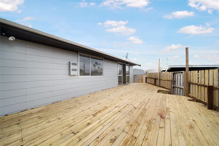 Photo of property in 1/24a Waimumu Road, Massey, Auckland, 0614