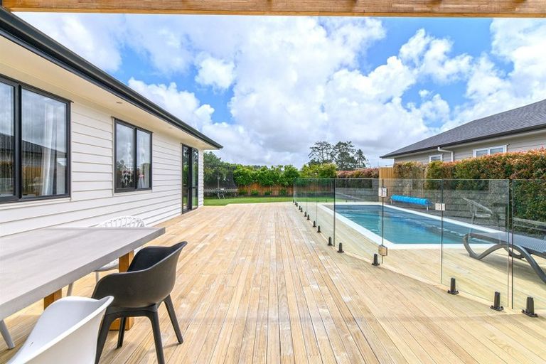 Photo of property in 14 Walter Ruddock Avenue, Kumeu, 0810