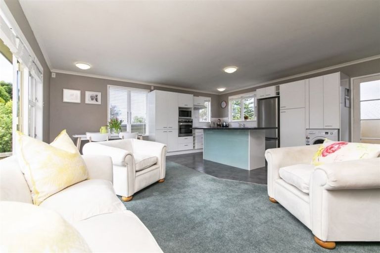 Photo of property in 2/118 Triangle Road, Massey, Auckland, 0614