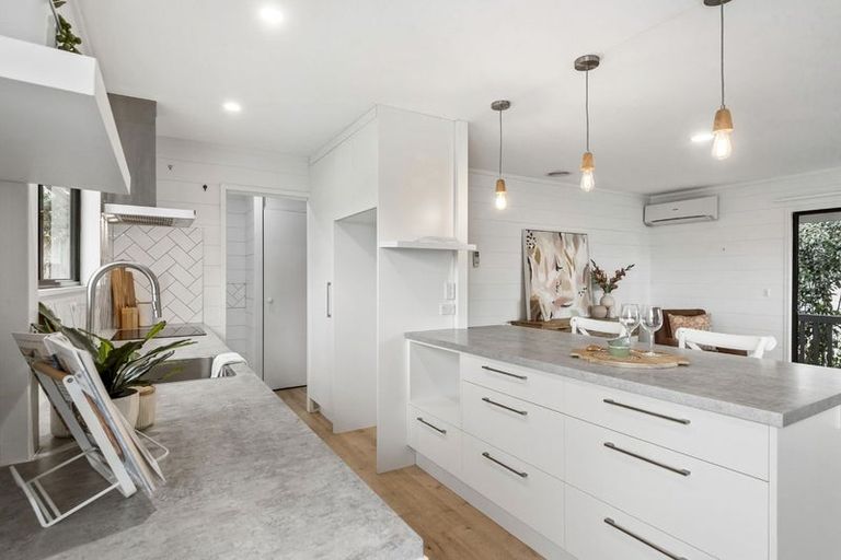 Photo of property in 2/21 Tahu Crescent, Sunnynook, Auckland, 0620