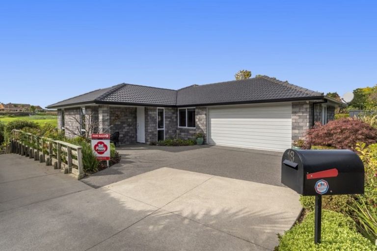 Photo of property in 18 Tranquil Grove, Omokoroa, 3114