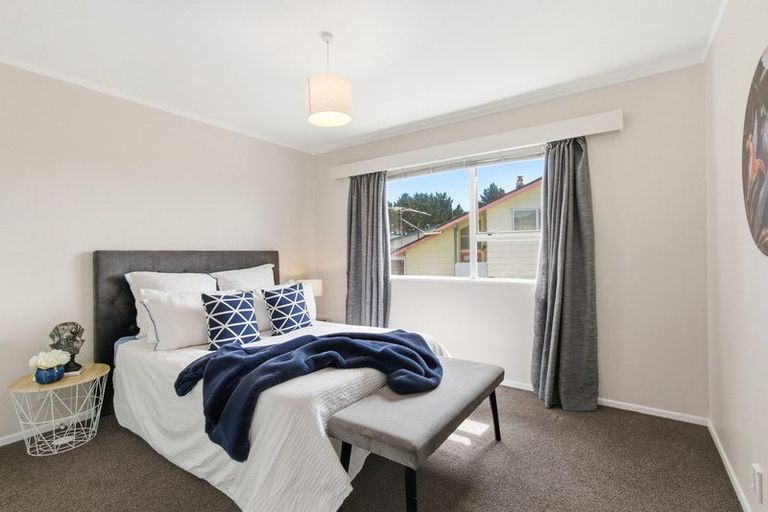 Photo of property in 10a Kingsbridge Place, Newlands, Wellington, 6037