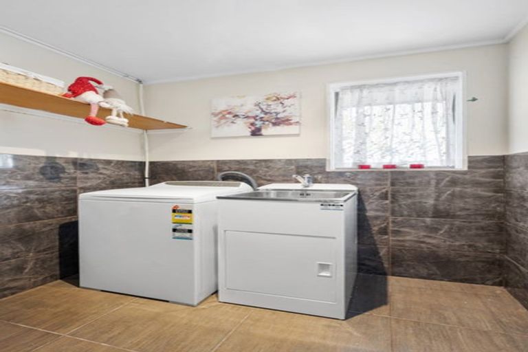 Photo of property in 15 Pigeon Mountain Road, Half Moon Bay, Auckland, 2012