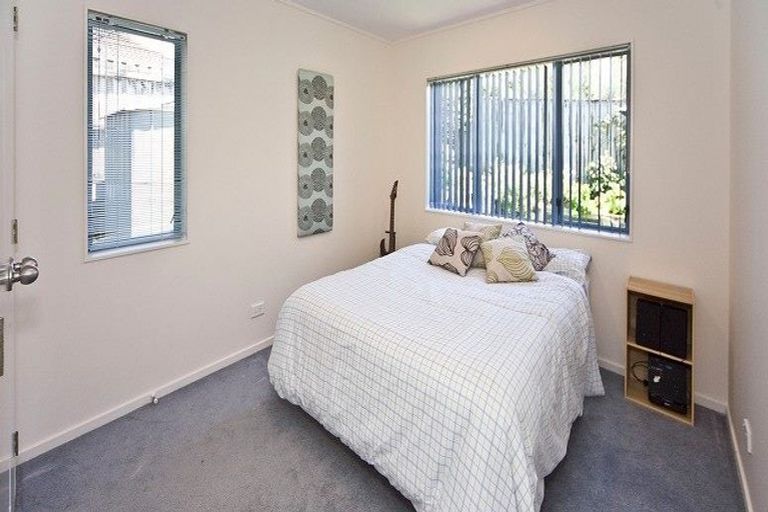 Photo of property in 82 Buscomb Avenue, Henderson, Auckland, 0610