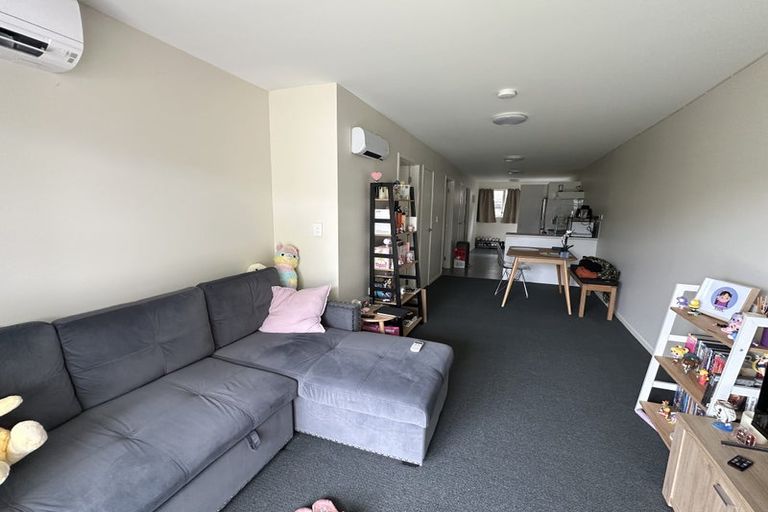 Photo of property in 2/242 Great North Road, Henderson, Auckland, 0612