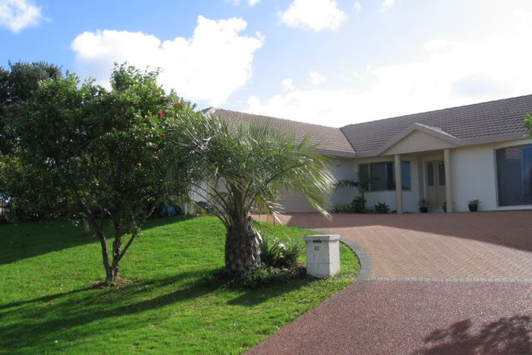 Photo of property in 41 Connemara Court, West Harbour, Auckland, 0618