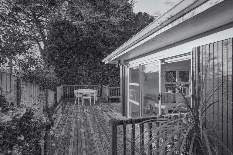 Photo of property in 28b Kathleen Street, Totara Vale, Auckland, 0627
