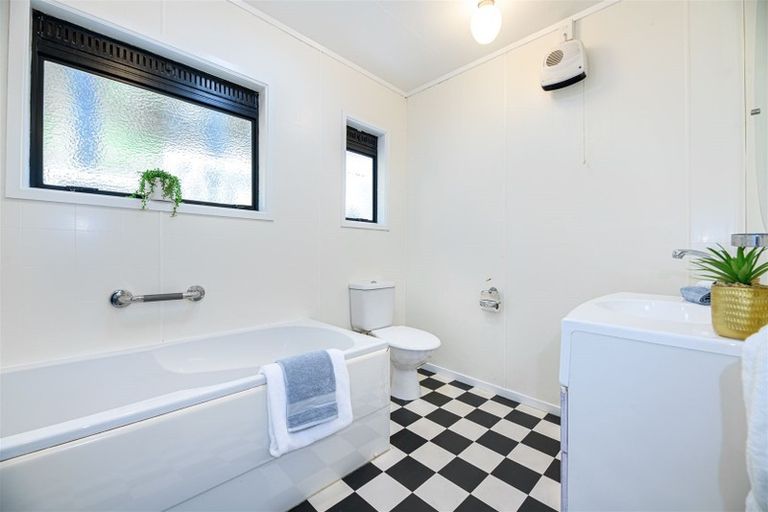 Photo of property in 1/8 Heatherleigh Rise, Northcross, Auckland, 0632