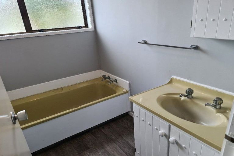 Photo of property in 28 Beauchamp Drive, Massey, Auckland, 0614