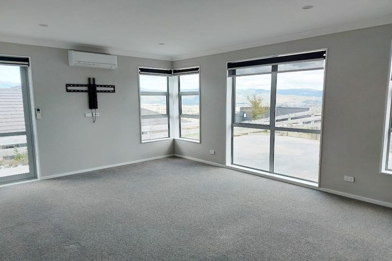 Photo of property in 31 Percy Kinsman Crescent, Riverstone Terraces, Upper Hutt, 5018