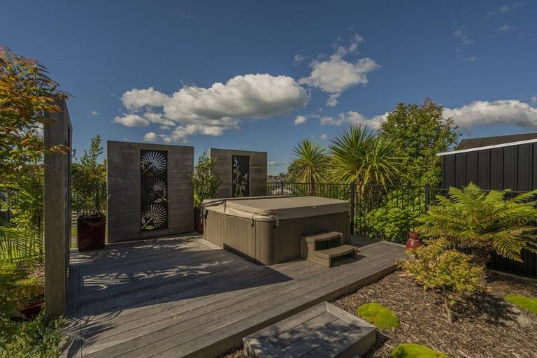 Photo of property in 18 Topping Place, Whitianga, 3510