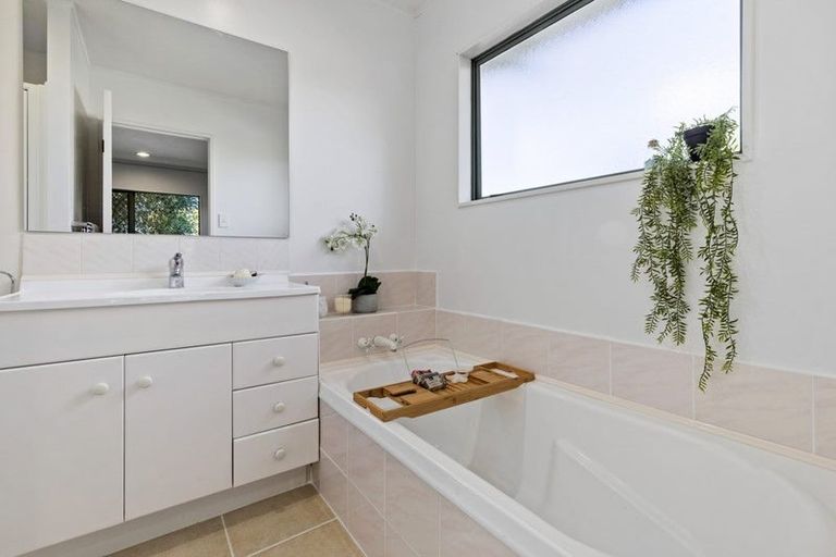 Photo of property in 2/18 Edgeworth Road, Glenfield, Auckland, 0629