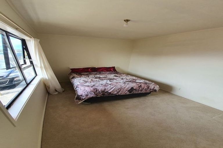 Photo of property in 2/1 Bamboo Grove, Kelston, Auckland, 0602