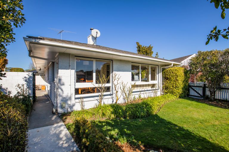 Photo of property in 1/19 Raxworthy Street, Ilam, Christchurch, 8041