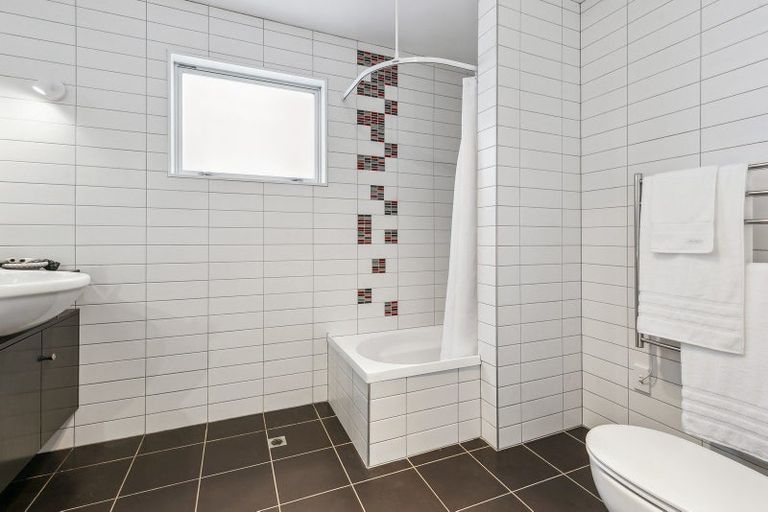 Photo of property in 51b Herald Street, Berhampore, Wellington, 6023