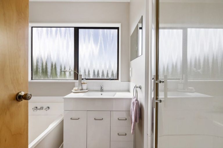 Photo of property in 8 Coubray Place, Botany Downs, Auckland, 2010