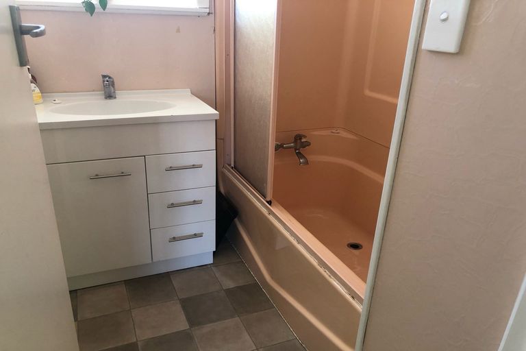 Photo of property in 24 Normandy Place, Henderson, Auckland, 0610