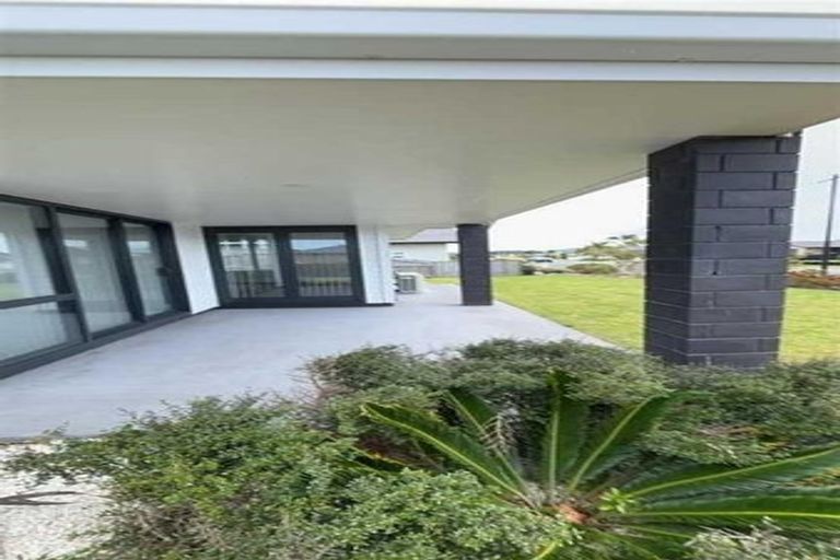 Photo of property in 12 Kahukaka Road, One Tree Point, 0118