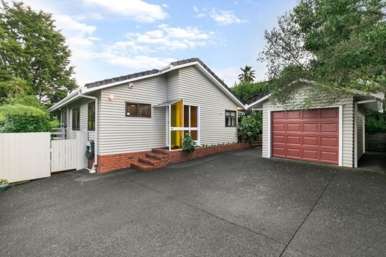Photo of property in 2/5 Wernham Place, Northcote, Auckland, 0626