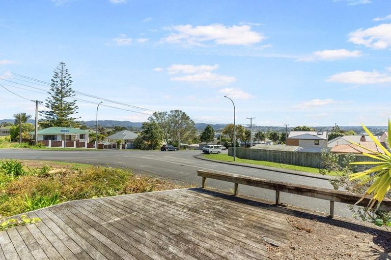 Photo of property in 84 Awaroa Road, Sunnyvale, Auckland, 0612