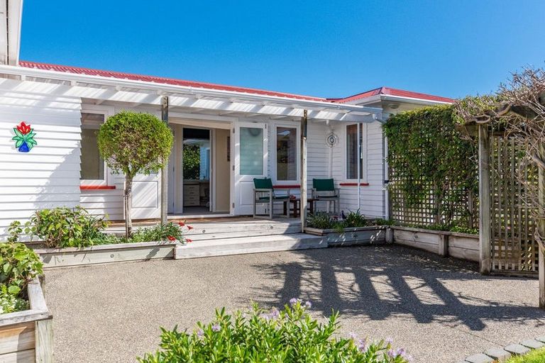 Photo of property in 18 Martin Road, Paraparaumu Beach, Paraparaumu, 5032