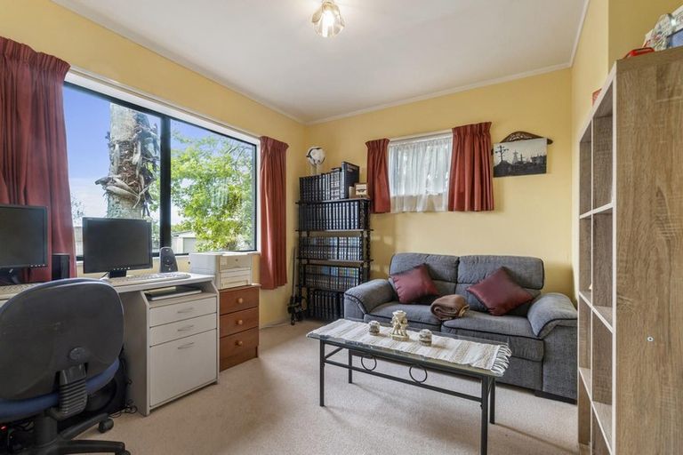 Photo of property in 1/3 Lantana Road, Green Bay, Auckland, 0604