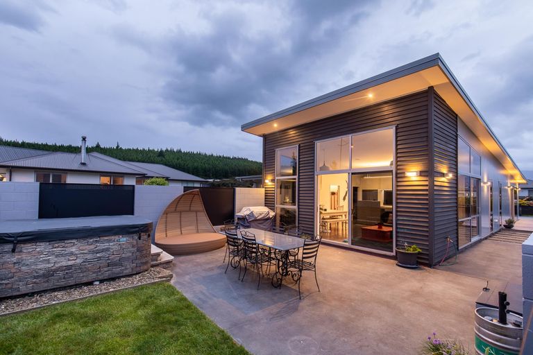 Photo of property in 48 Minaret Ridge, Wanaka, 9305