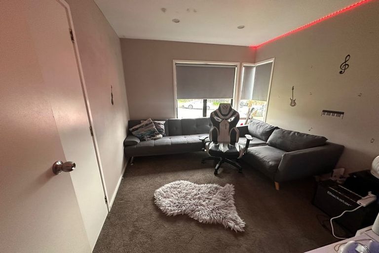 Photo of property in 9 Gwenand Place, Botany Downs, Auckland, 2010