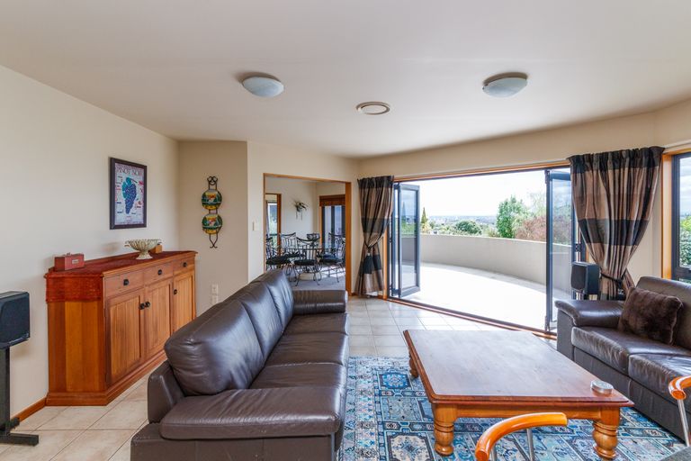 Photo of property in 33 Ruapehu Drive, Fitzherbert, Palmerston North, 4410