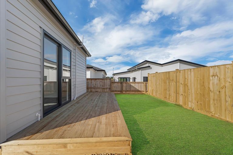 Photo of property in 31 Korowhiti Road, Clarks Beach, 2122